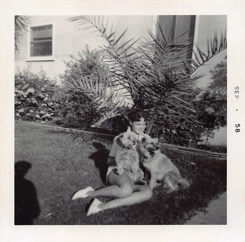 1958 giovane donna che tiene