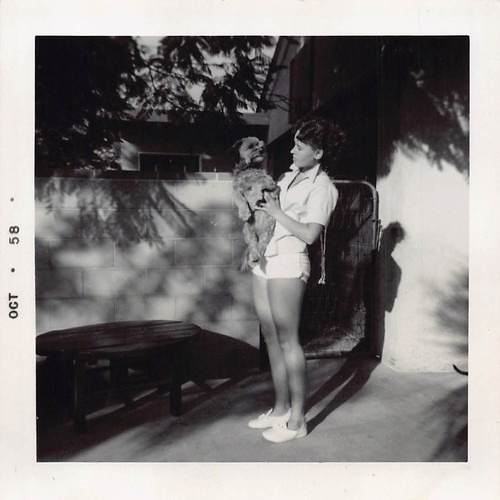 1958 giovane donna che tiene